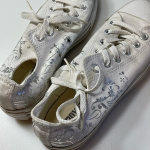 Converse Lace Up White Metallic Floral Design Sneakers W8 M6